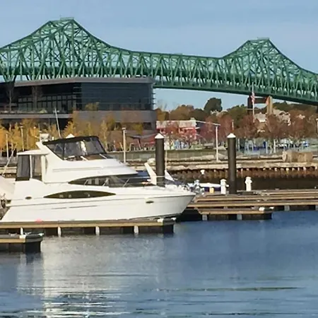 Sea Pearl Boston Yacht Hotel